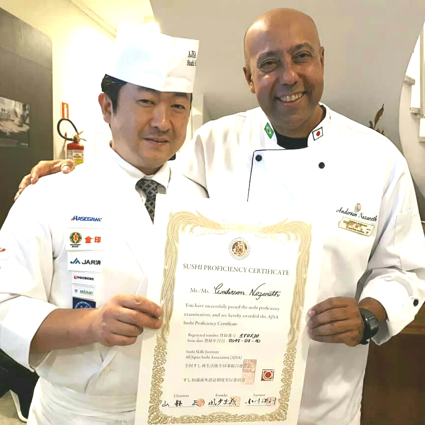 professor Anderson Nazaré recebendo certificado de Proficiência Japonesa do Sushi